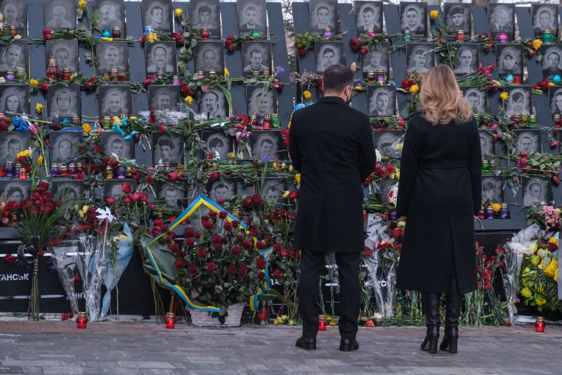 Володимир та Олена Зеленські вшанували подвиг Героїв Небесної Сотні