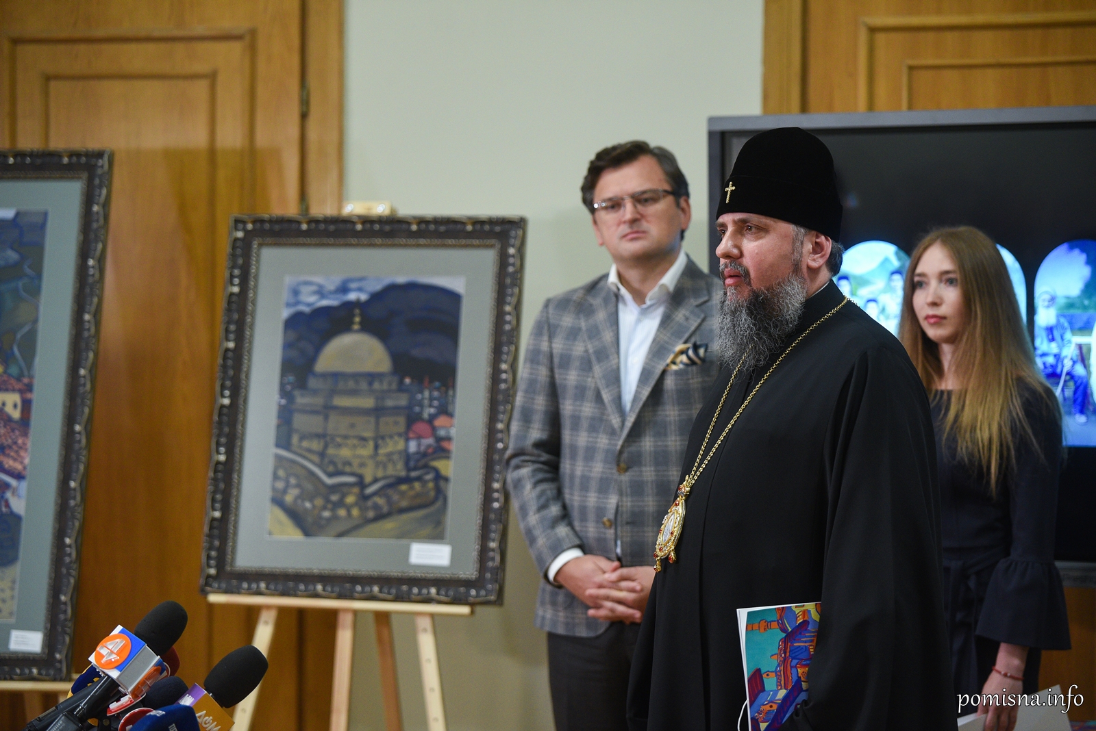 Митрополит Епіфаній відвідав мистецьку виставку, присвячену 77-м роковинам депортації кримськотатарського народу