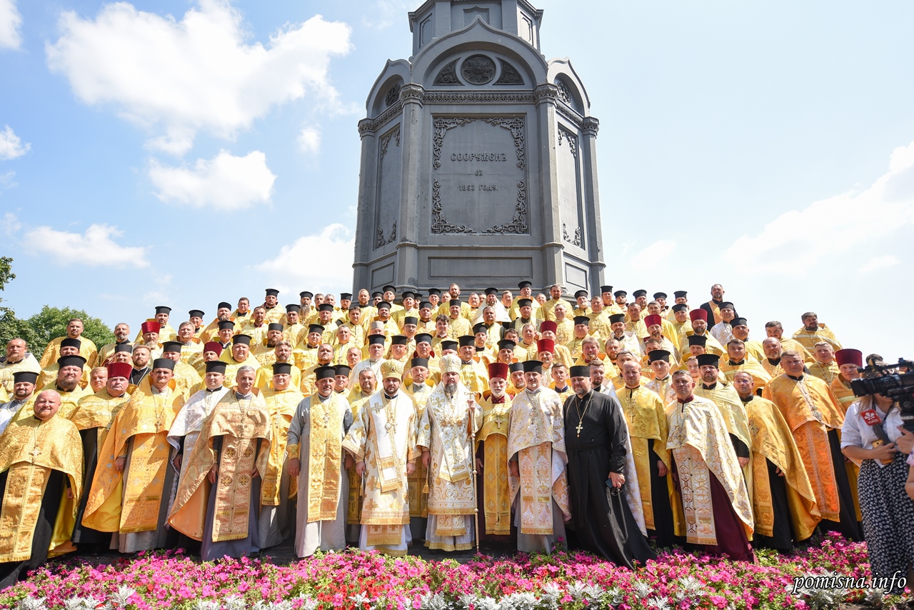 Митрополит Епіфаній у співслужінні єпископату звершив молебень біля пам’ятника святому рівноапостольному князю Володимиру