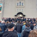 Як у Шепетівці віряни переходили до ПЦУ: поліція, дзвони, натовп людей під собором