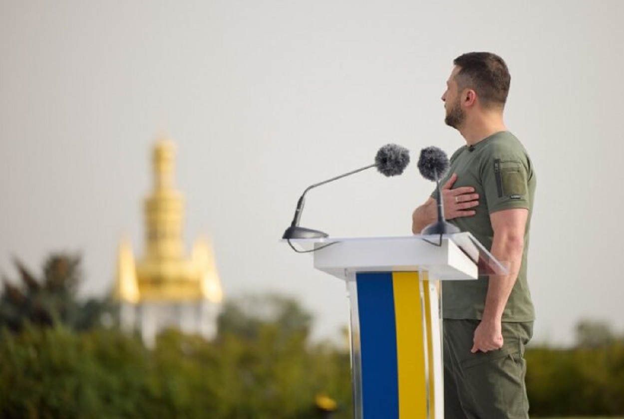 Ми ніколи не визнаємо чужих кольорів на своїй землі й завжди готові захистити синьо-жовтий стяг – Президент