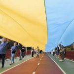 «Україна – єдина»: у Києві два береги Дніпра з’єднали 430-метровим прапором