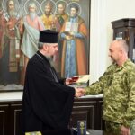 Предстоятель зустрівся з генерал-лейтенантом Олександром Павлюком