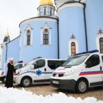 Предстоятель освятив та передав автомобілі для лікарень Херсону