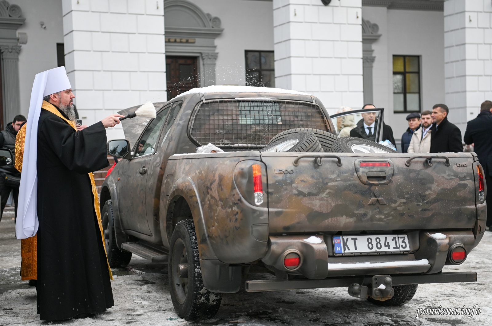 Предстоятель ПЦУ передав ще одне авто для військових