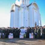 <strong>Предстоятель у Бучі передав електрогенератори для пунктів обігріву Київської єпархії</strong>