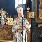 Зрізали замки і забарикадувалися в церкві: скандал довкола храму на Київщині, в якому не обійшлося без поліції і ТрО