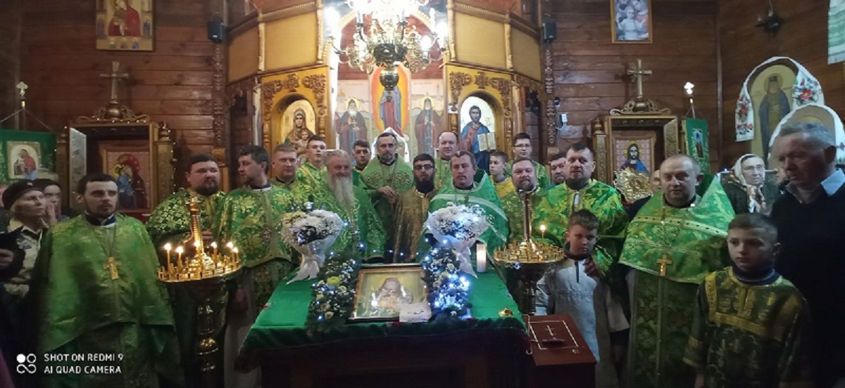 Богослужіння у Свято-Амфілохіївському монастирі в Малій Іловиці