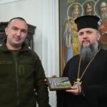 Воїн ЗСУ читає молитву «Отче наш» на передовій