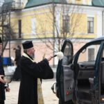 Митрополит Єпіфаній святив та передав автомобіль для захисників України
