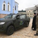 Предстоятель передав автомобіль українським воїнам