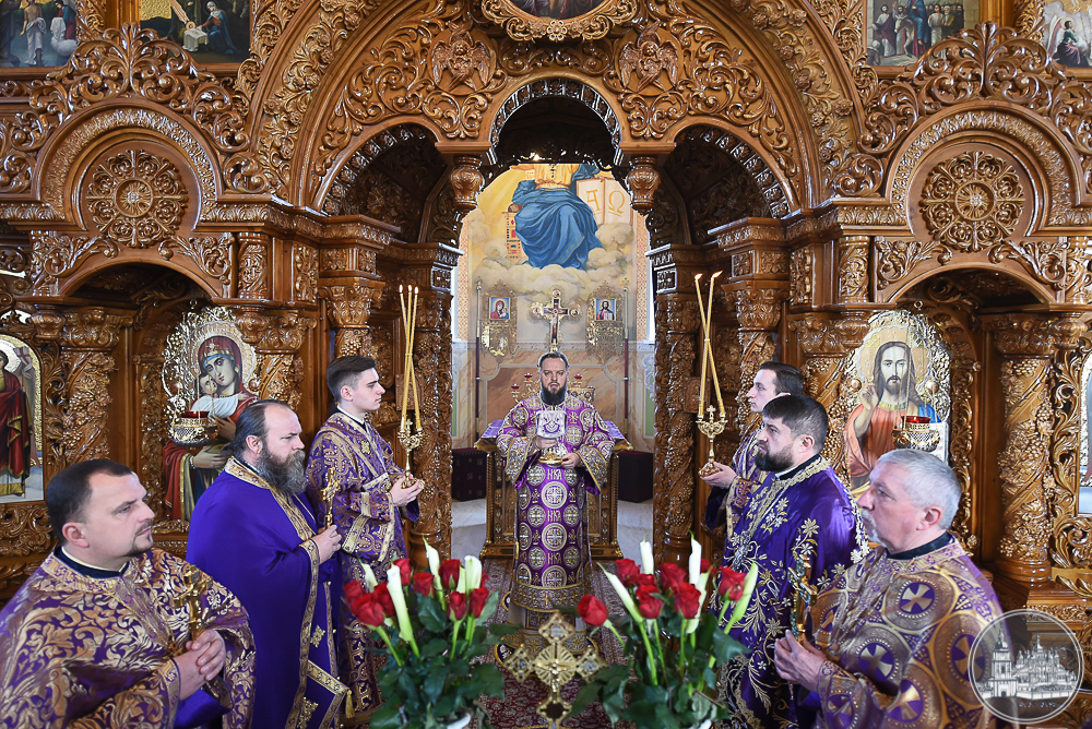 Архієпископ Агапіт звершив Божественну літургію у Святопетрівському храмі
