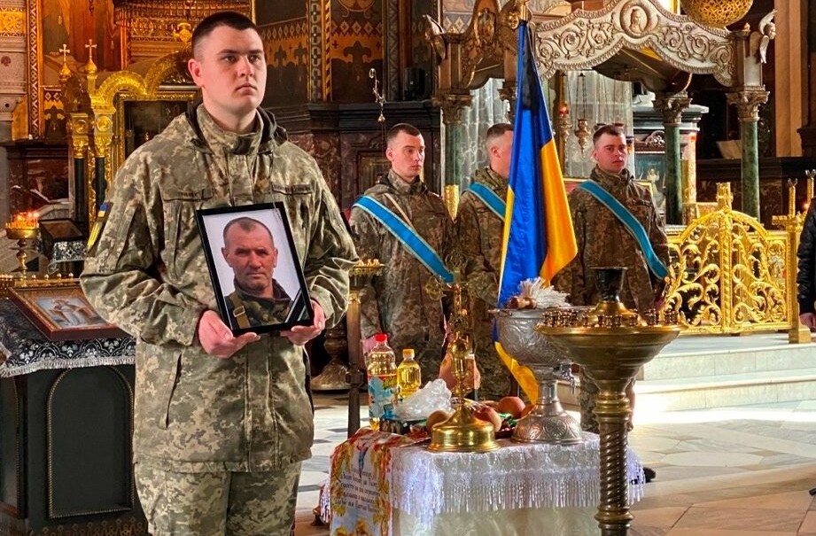 Загибель воїна-захисника Руслана Холоднюка: пам’ятна служба в Києві і втрата для України