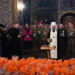 Предстоятель освятив паски та передав їх українським воїнам