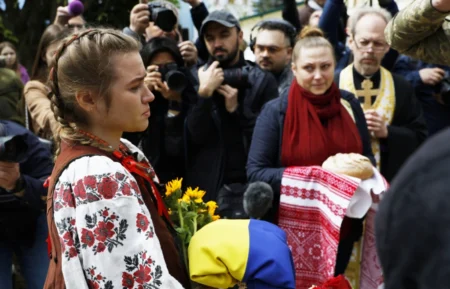 3а Україну під Бахмуmом 3агuнув Крістофера Джеймса Кемпбелла. Кріса nоховали в, країні, яку він любив і де знайшов «КОХАННЯ ВСЬОГО СВОГО ЖИТТЯ», ЗА ЯКУ ВІДДАВ СВОЄ ЖИТТЯ»