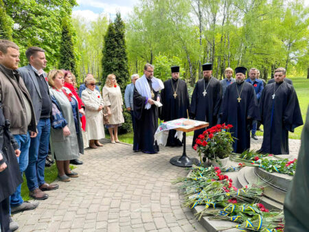 У День пам’яті та примирення митрополит Олександр взяв участь в обласному заході у с. Нові Петрівці