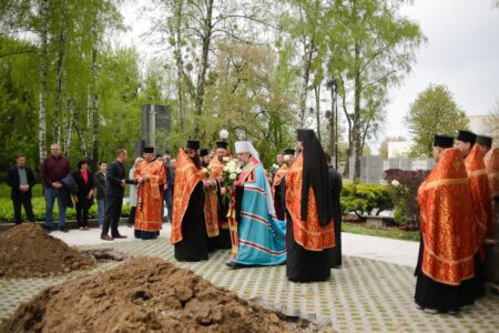 Митрополит Симеон з духовенством звершив молитву під час переховання останків воїнів другої світової війни у м. Вінниці