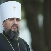 Патріарх Філарет зустрівся з іноземними дипломатами, щоб обговорити підтримку суверенітету та територіальної цілісності України після військової агресії Росії: обмін подарунками та різноманітна допомога.