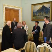 Патріарх Філарет зустрівся з іноземними дипломатами, щоб обговорити підтримку суверенітету та територіальної цілісності України після військової агресії Росії: обмін подарунками та різноманітна допомога.