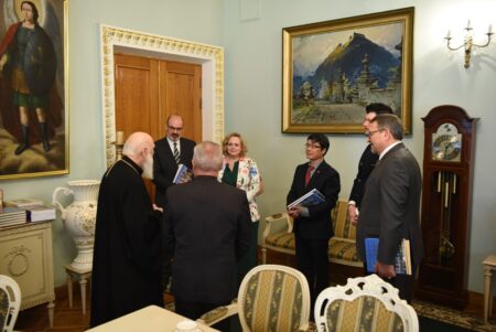 Патріарх Філарет зустрівся з іноземними дипломатами, щоб обговорити підтримку суверенітету та територіальної цілісності України після військової агресії Росії: обмін подарунками та різноманітна допомога.
