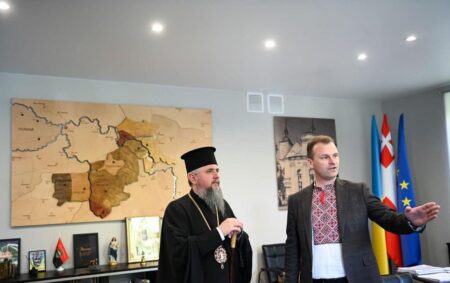 Вишита сорочка для Блаженнішого Митрополита Епіфанія: зустріч з міським головою Володимира