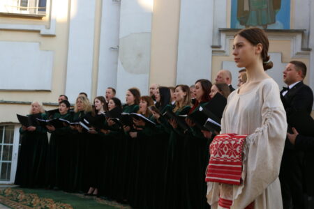 У Луцьку відбувся доброчинний концерт «Оранти» на допомогу ЗСУ