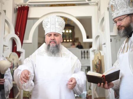Символічне вшанування пам’яті святителя Луки в новоосвяченому храмі під час ракетної атаки