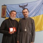 Митрополит Нестор нагородив протоієрея Михайла Найка медаллю Хрест свободи за волонтерську діяльність на передовій