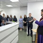 Освячення клініки "Medhelsi" Митрополитом Олександром Драбинком: Боже благословення для медичного персоналу та пацієнтів.