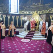 Предстоятель освятив ікони написані на бронеплитах