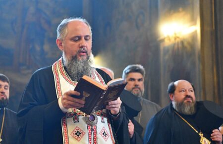 Предстоятель освятив ікони написані на бронеплитах