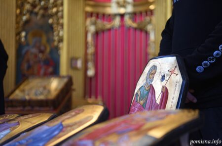 Предстоятель освятив ікони написані на бронеплитах