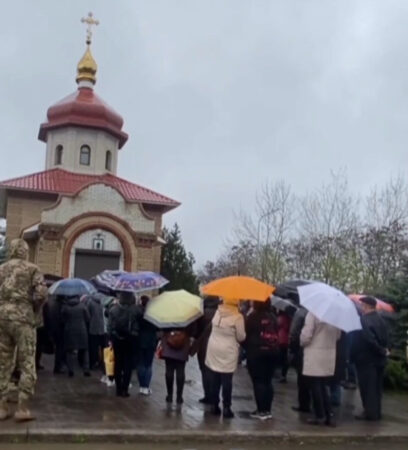 У громаді на Полтавщині священник ПЦУ відспівує померлих у дворах церков, бо храми належать московському патріархату