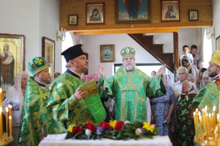 У Хмільницькому районі архієрейським богослужінням відзначили п’яту річницю з дня заснування храму у с. Олександрівка