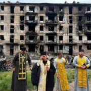 Священнослужителі Криворізького благочиння звершують панахиду за жертвами російського теракту у зруйнованому будинку
