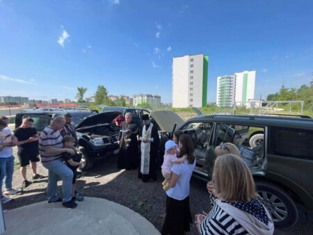 Митрополит Тернопільський освятив автомобілі для військових: солідарність та підтримка на фронті