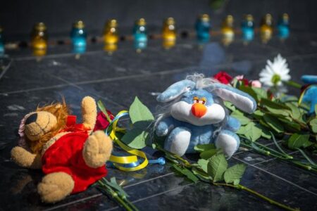 Помолились за невинно вбитих дітей: спільнота вірних згадує жертв війни