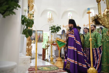 Архієпископ Агапіт очолив Божественну літургію з нагоди престольного свята Святого Духа у Києві