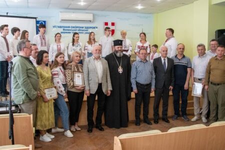 Владика Михаїл відзначає медиків на церемонії нагородження орденом Святого Пантелеймона