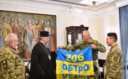 Предстоятель зустрівся з командиром 206 батальйону ТрО