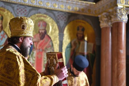Архімандрит Авраамій очолив в Лаврі літургію з піснеспівами Веделя
