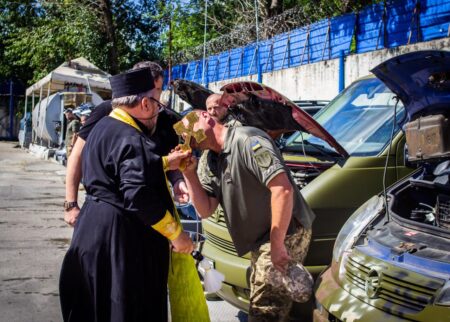 За підтримки ПЦУ військовим передано 14 автомобілів
