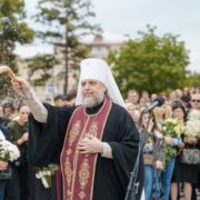Предстоятель освятив автомобілі та передав їх для потреб захисників України