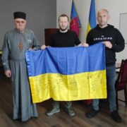 Деражнянські військові передали синьо-жовтий прапор зі своїми підписами