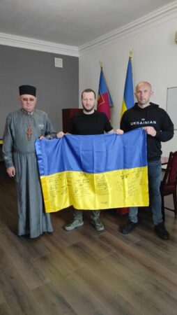Деражнянські військові передали синьо-жовтий прапор зі своїми підписами