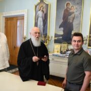 Патріарх Філарет нагородив волонтерів та підтримав їхню діяльність на захист України