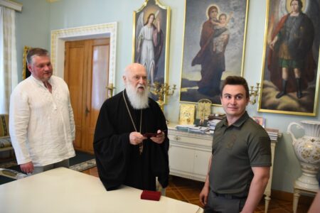 Патріарх Філарет нагородив волонтерів та підтримав їхню діяльність на захист України