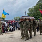 Митрополит Олександр благословив латвійських волонтерів