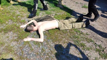 Українські герої повертаються додому: 45 воїнів та двоє дітей, які були у полоні, звільнені та повернулися до своїх рідних