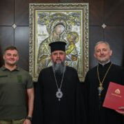 Предстоятель вручив мандат на право здійснення капеланської діяльності протоієрею Іоану Ткачуку